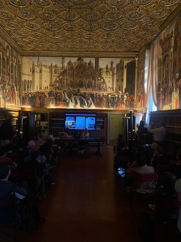 Фото з виставки в Італії