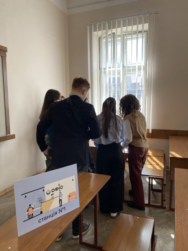 Фото із заходу