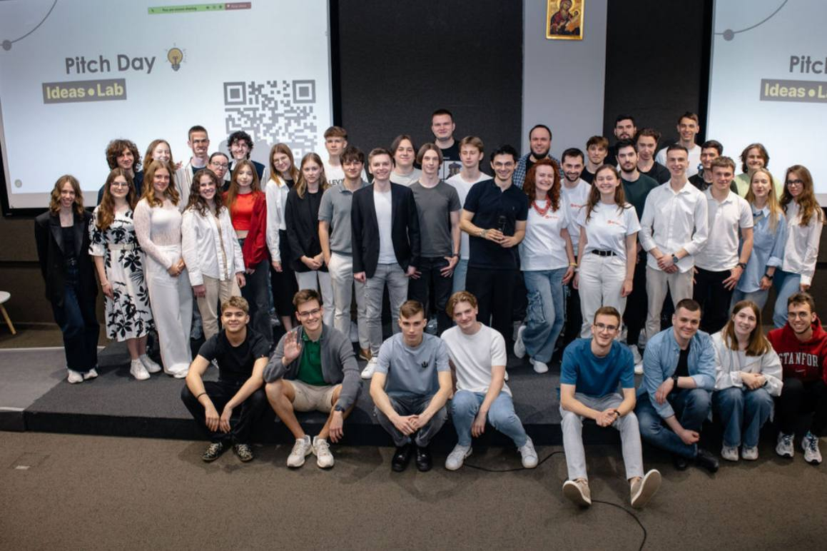 Фото із заходу