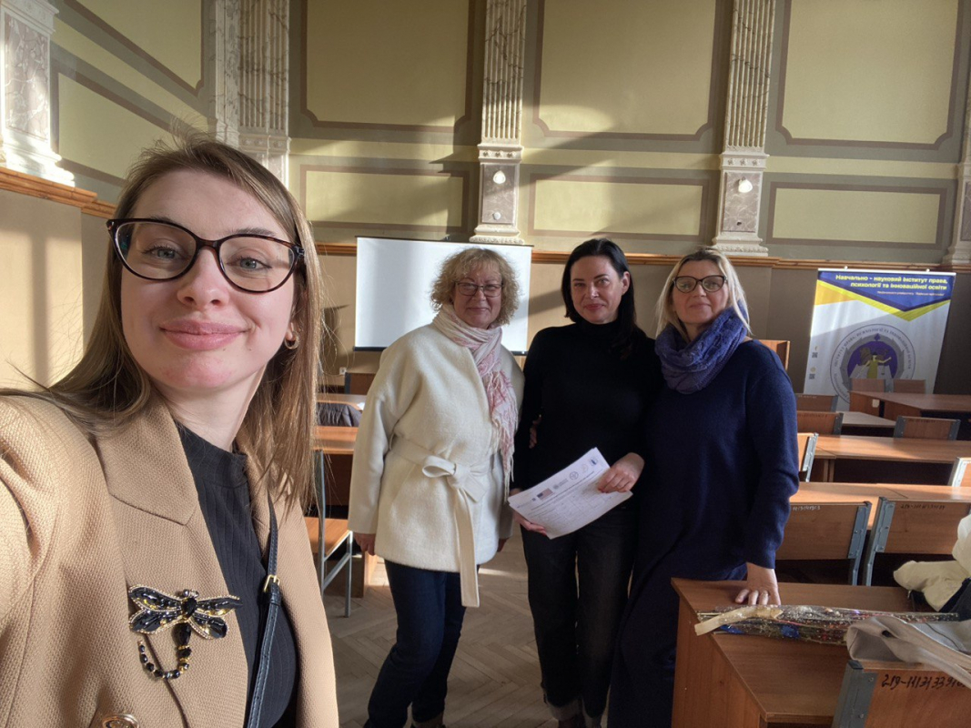 Фото із заходу