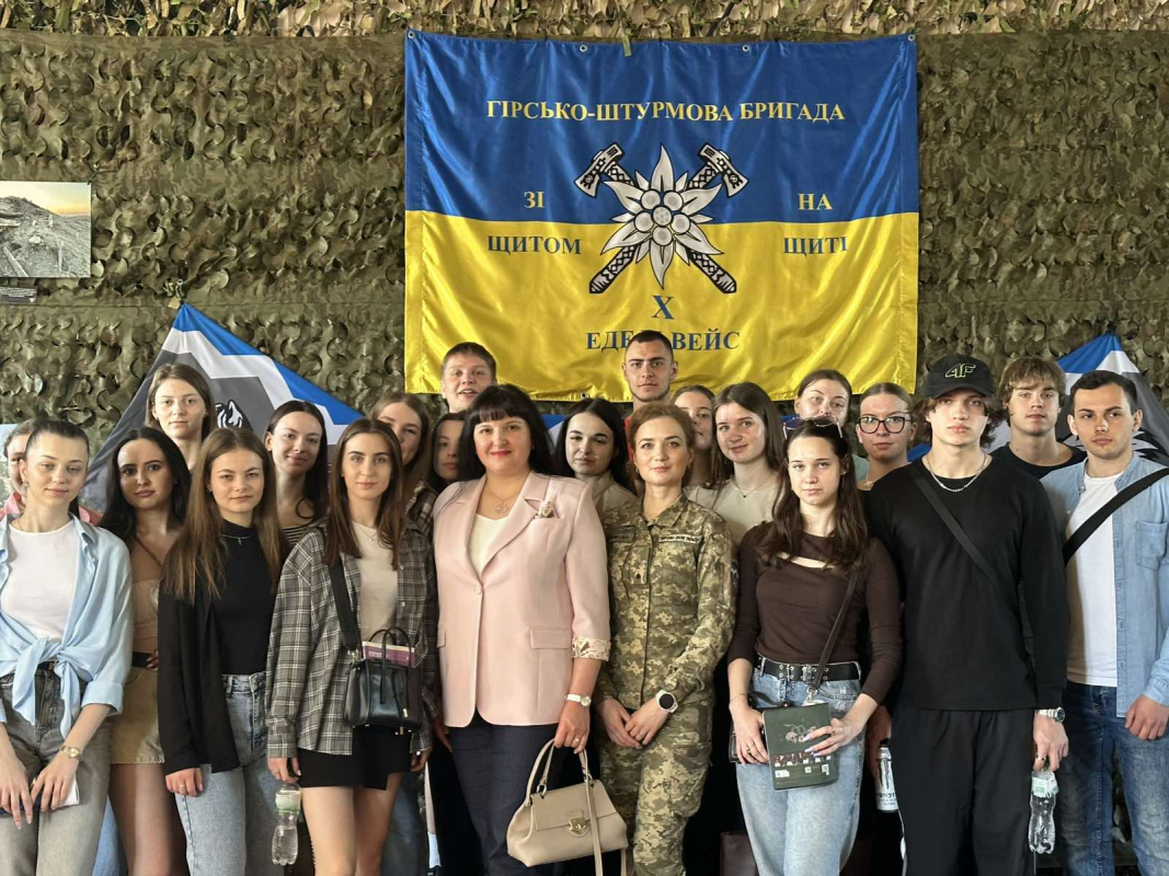 Фото із заходу