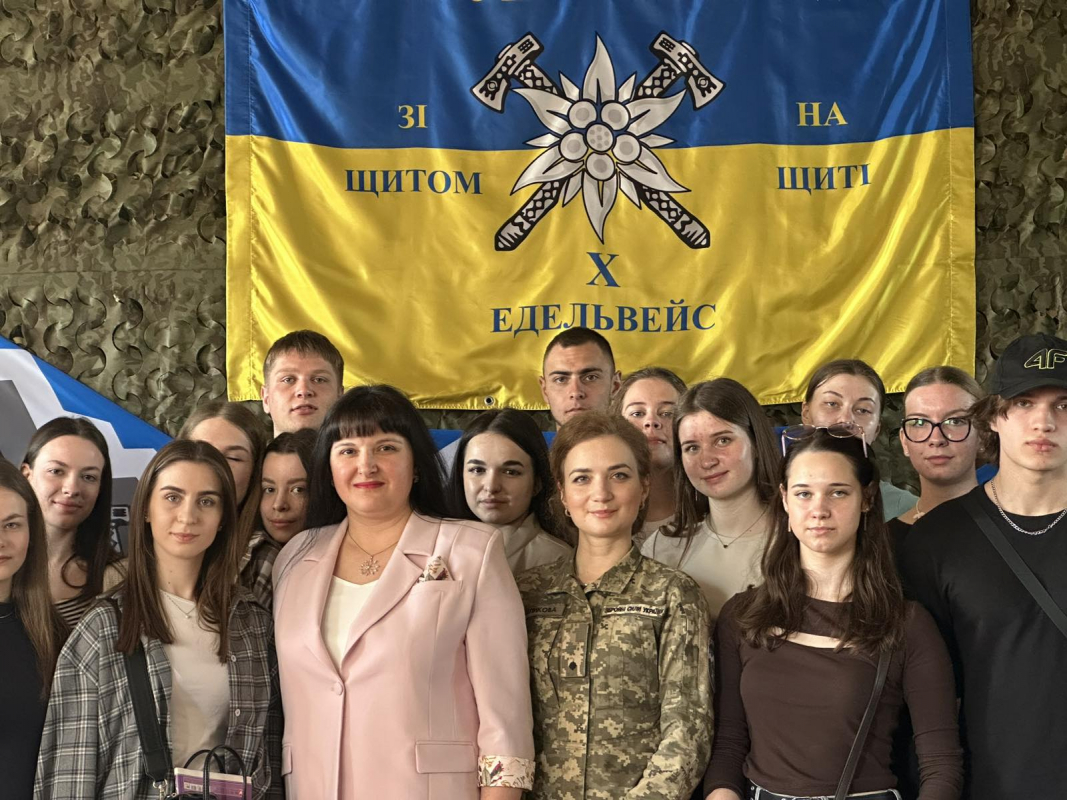 Фото із заходу