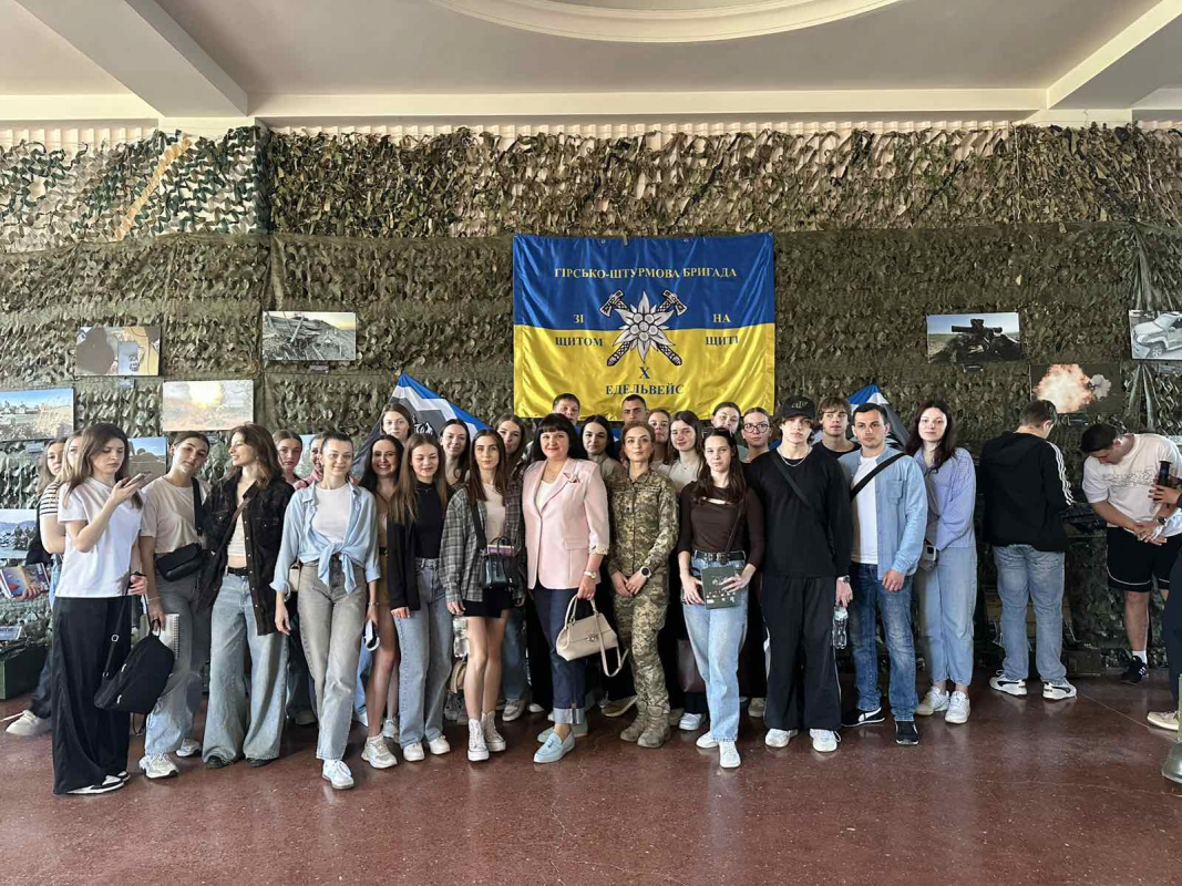 Фото із заходу