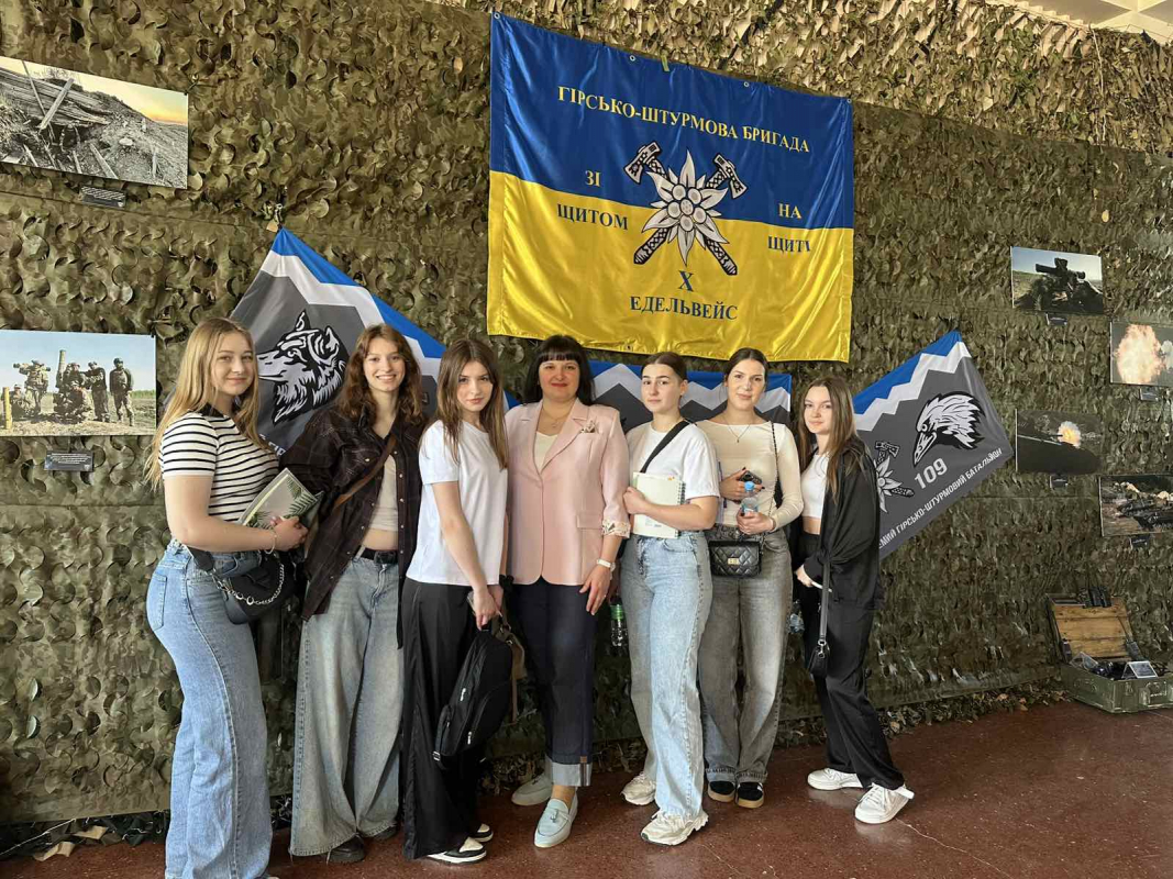 Фото із заходу