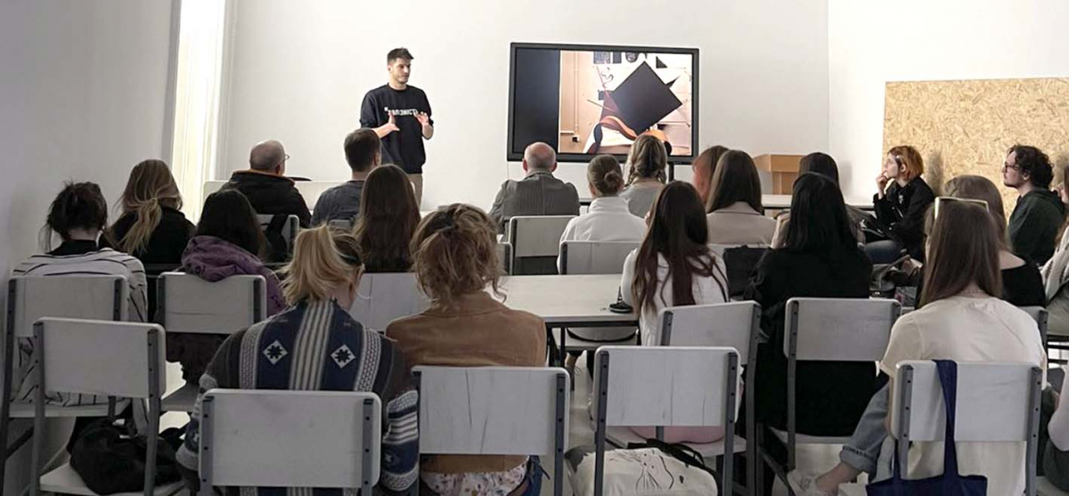 Фото із заходу