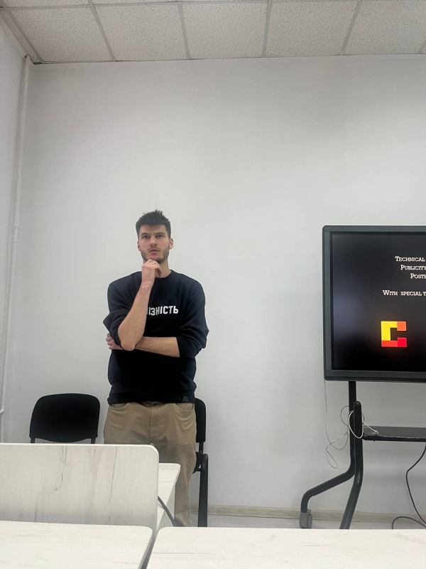 Фото із заходу