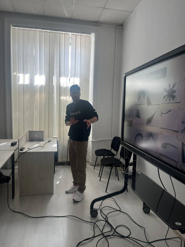 Фото із заходу