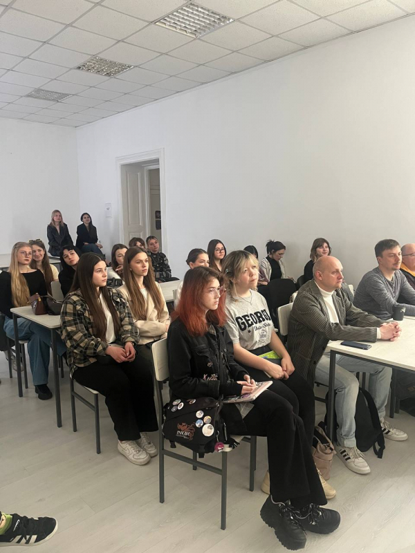 Фото із заходу