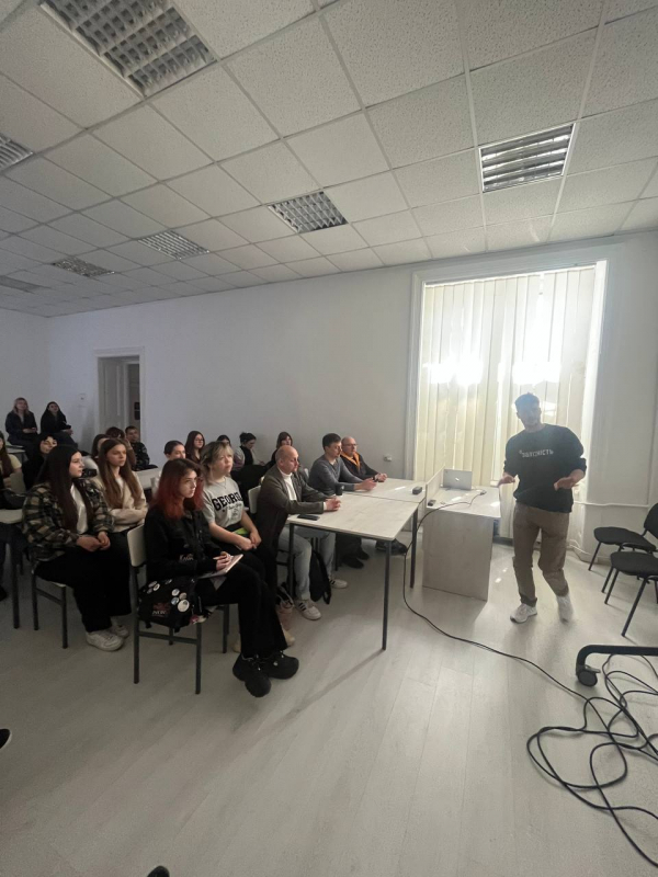 Фото із заходу