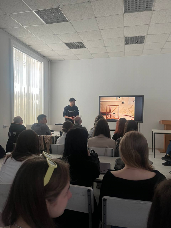 Фото із заходу