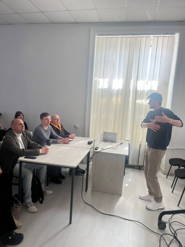 Фото із заходу