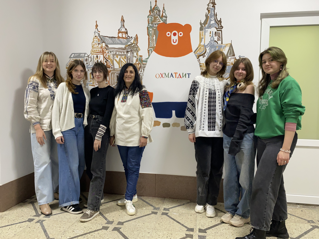 Учасниці проєкту «Художник – дитині»