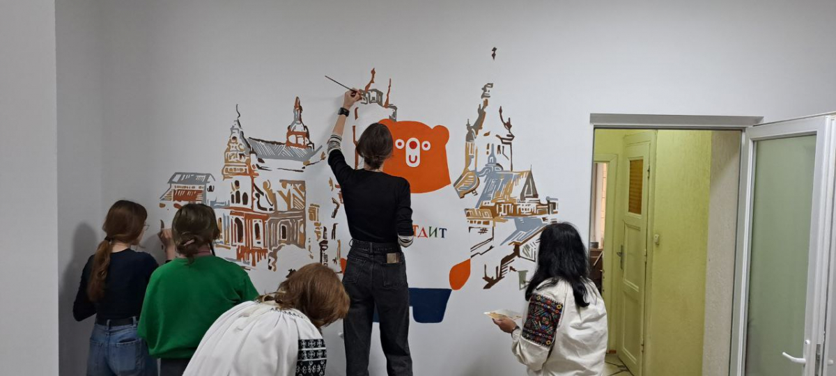 Учасниці проєкту «Художник – дитині»