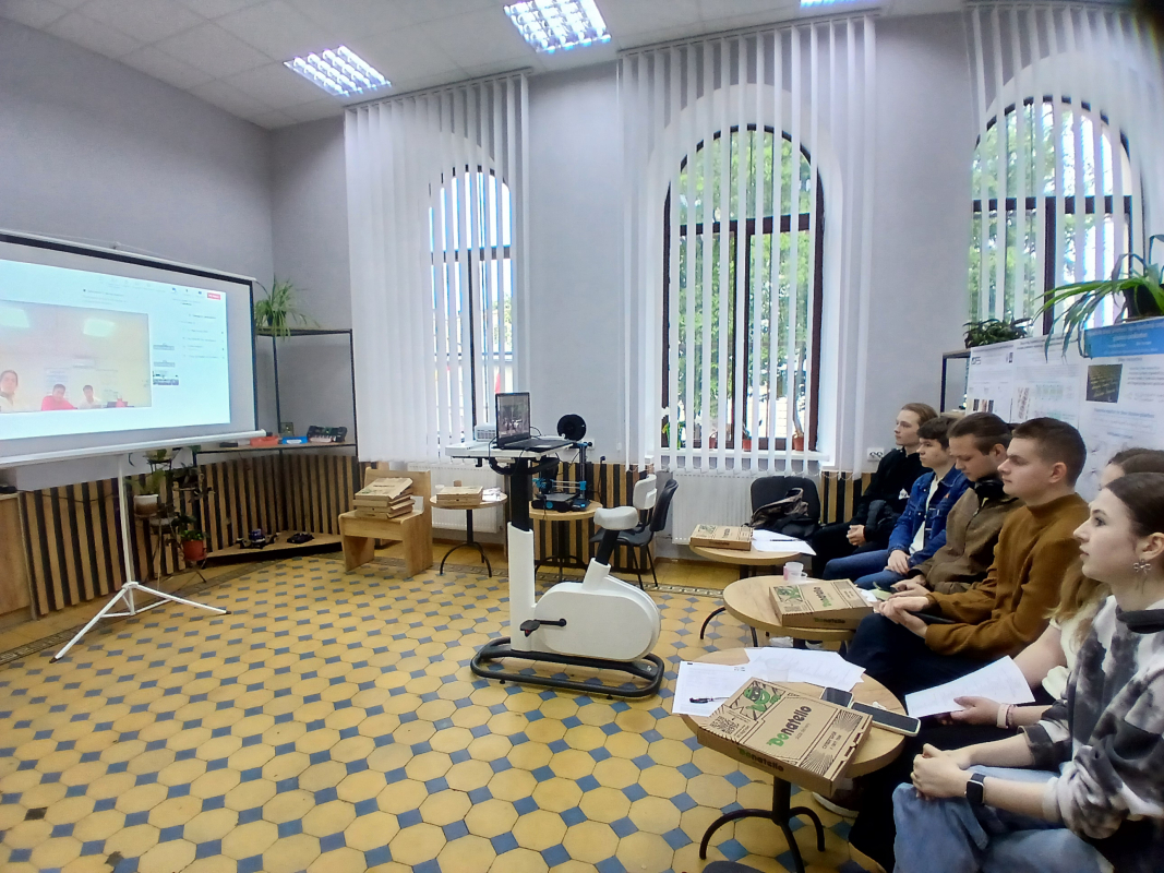 Фото із заходу