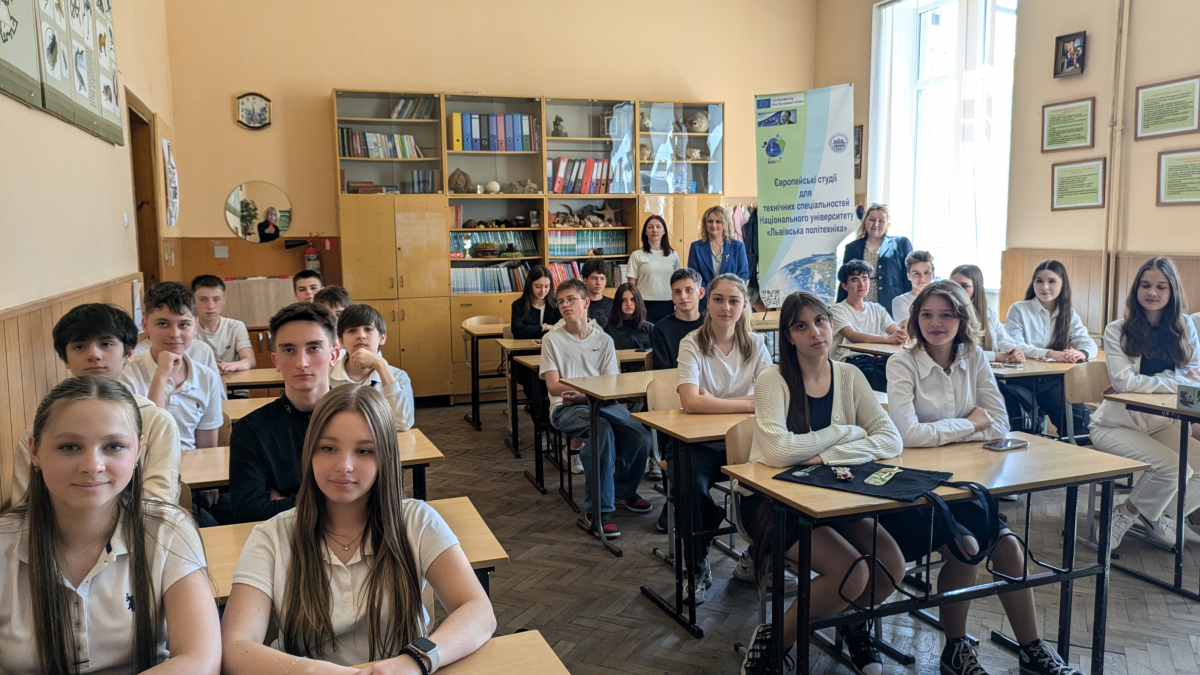 Фото із заходу