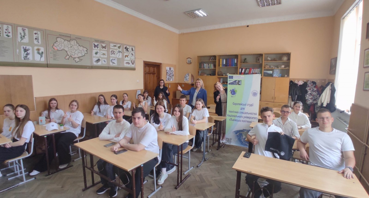 Фото із заходу