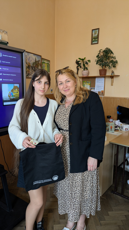 Фото із заходу