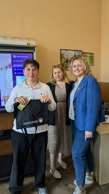 Фото із заходу