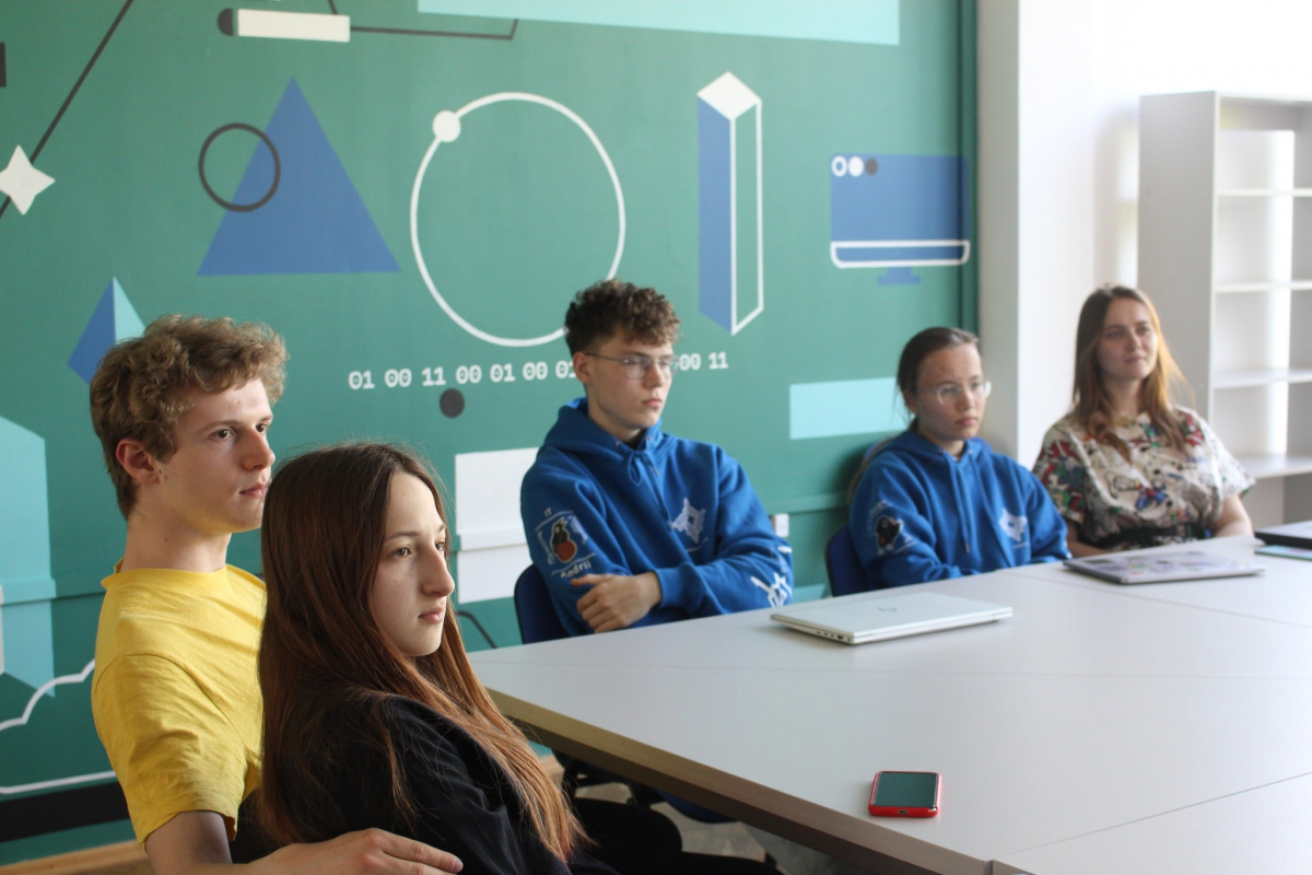 Фото із засідання клубу