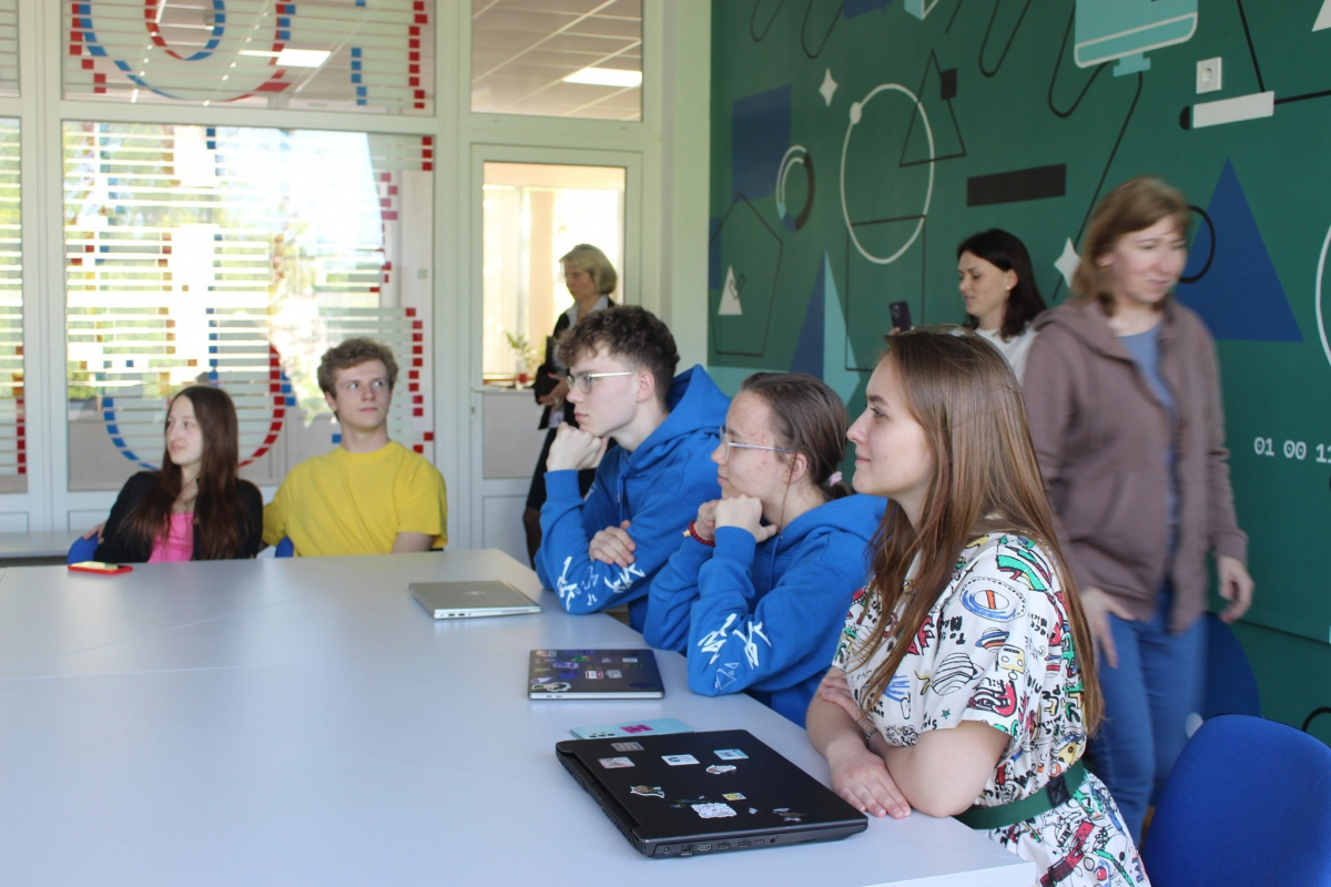 Фото із засідання клубу