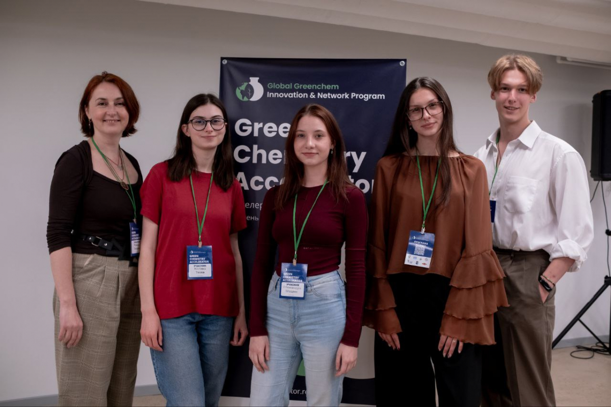 Фото із заходу