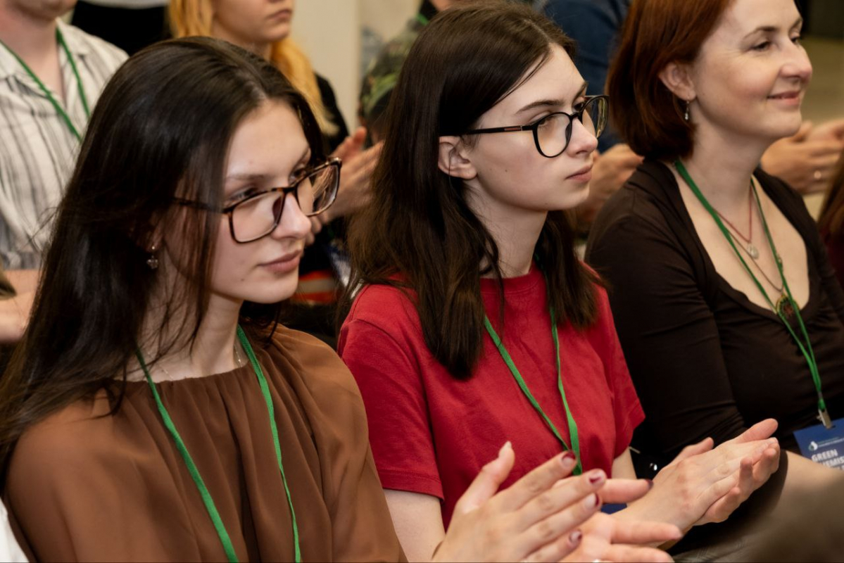 Фото із заходу