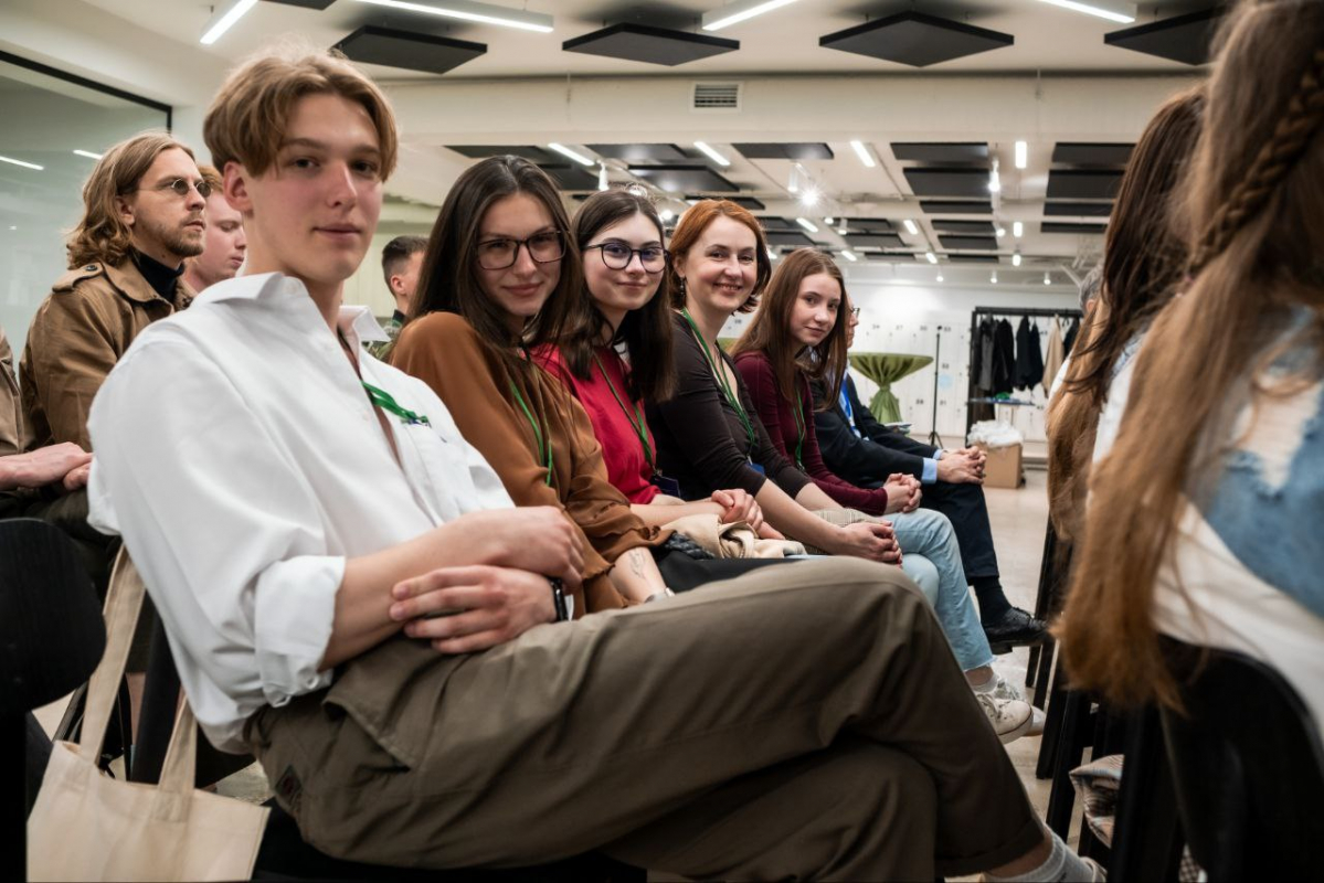 Фото із заходу