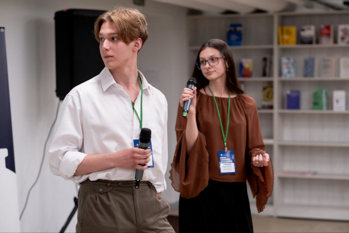 Фото із заходу