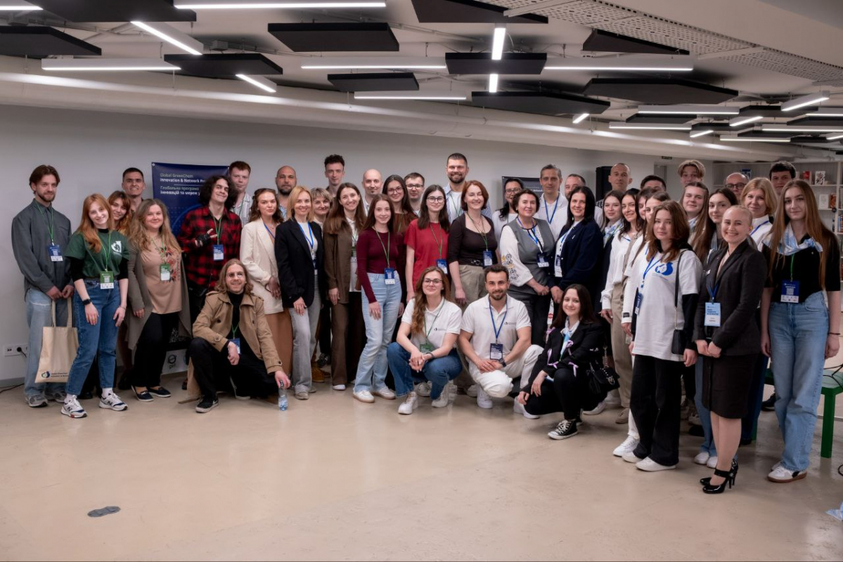 Фото із заходу