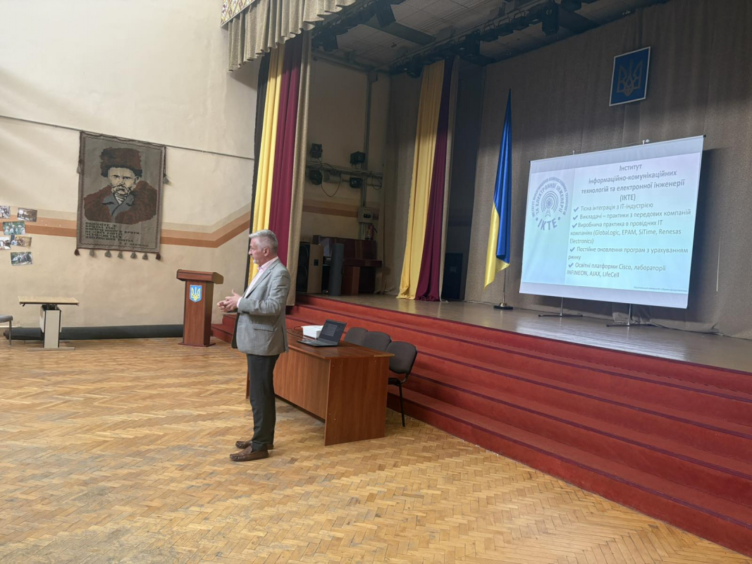 Фото з відвідин коледжу