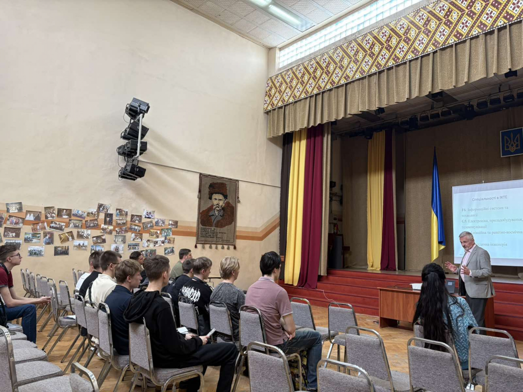 Фото з відвідин коледжу