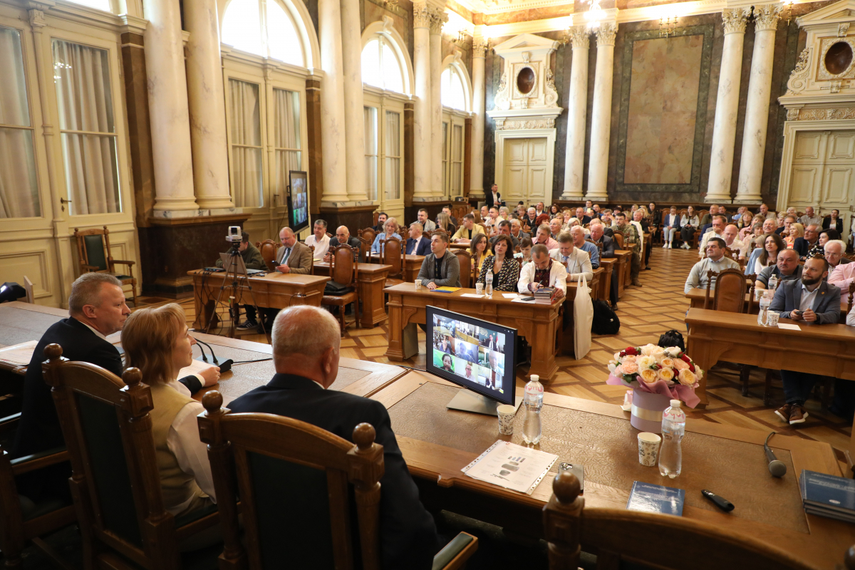 Фото з урочистої академії