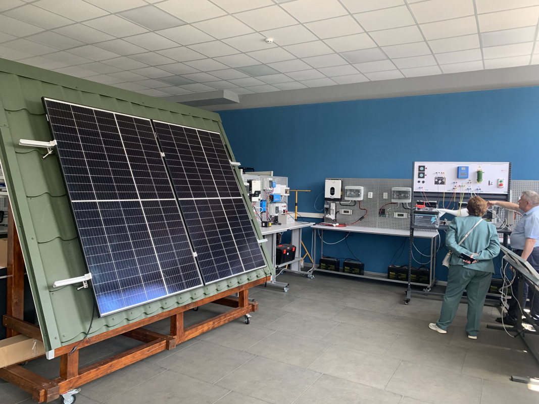 Фото із заходу