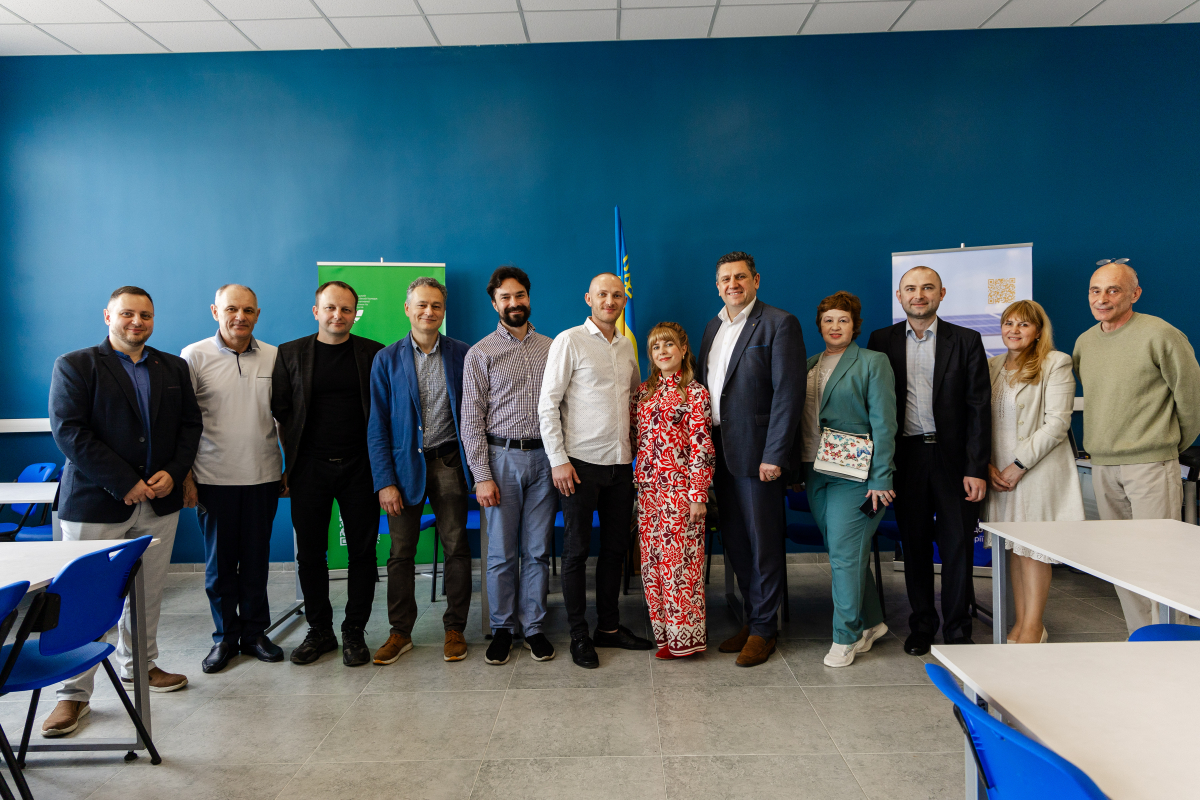 Фото із заходу