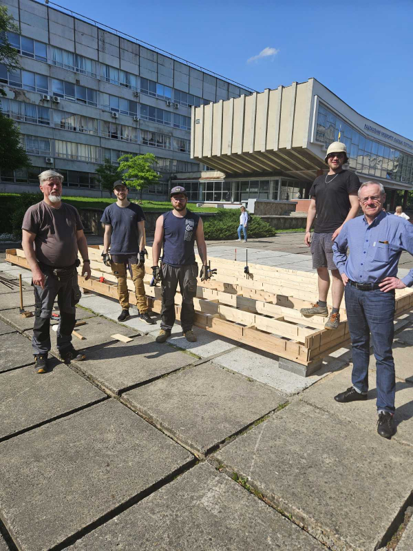 Фото зі зведення споруди