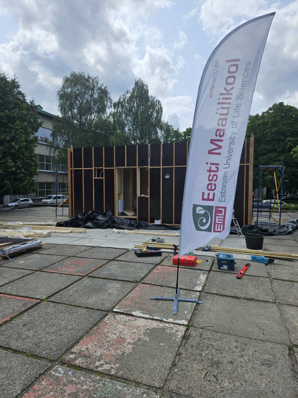 Фото зі зведення споруди