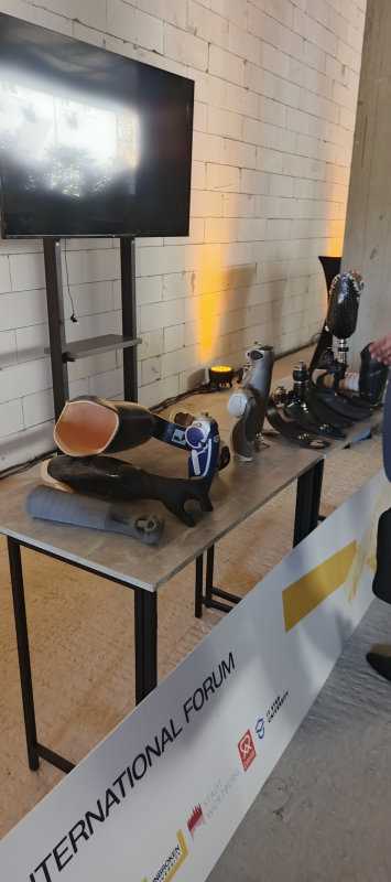 Фото із заходу