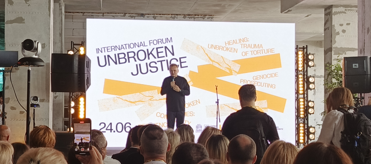 Фото із заходу