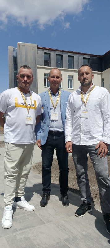 Фото із заходу