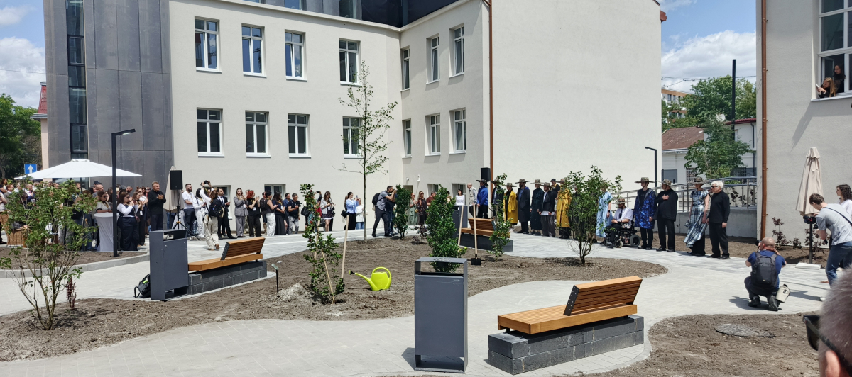 Фото із заходу