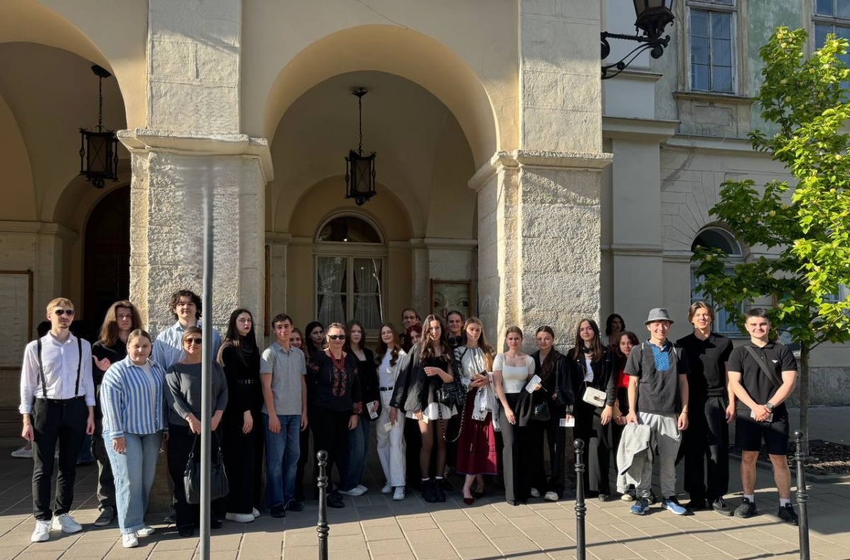 Фото з відвідин театру