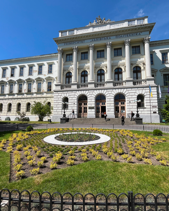 Історичний партер перед головним корпусом Львівської політехніки