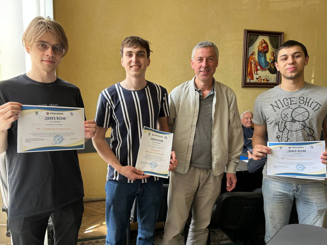 Фото з нагородження переможців конкурсу