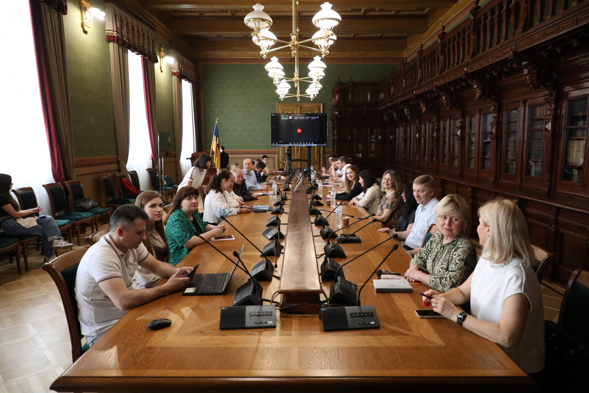 Фото із круглого столу