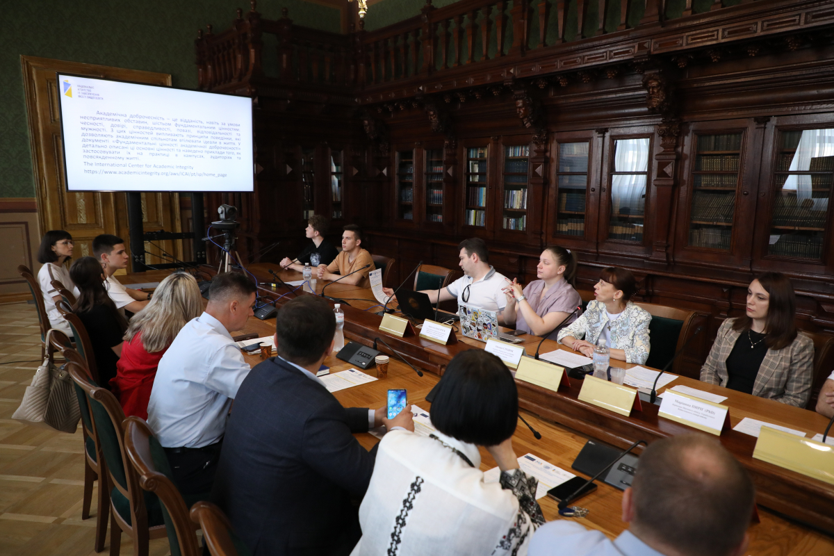 Фото із круглого столу