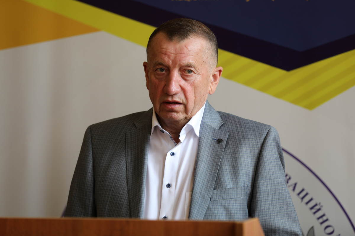 Фото із заходу