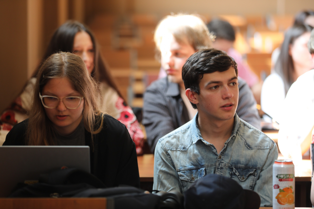 Фото із заходу