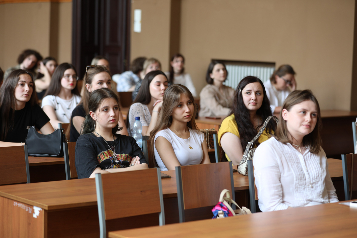 Фото із заходу