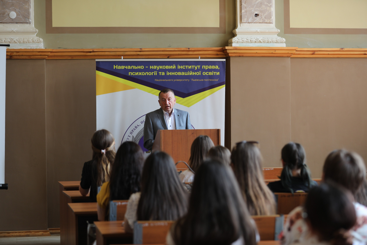 Фото із заходу