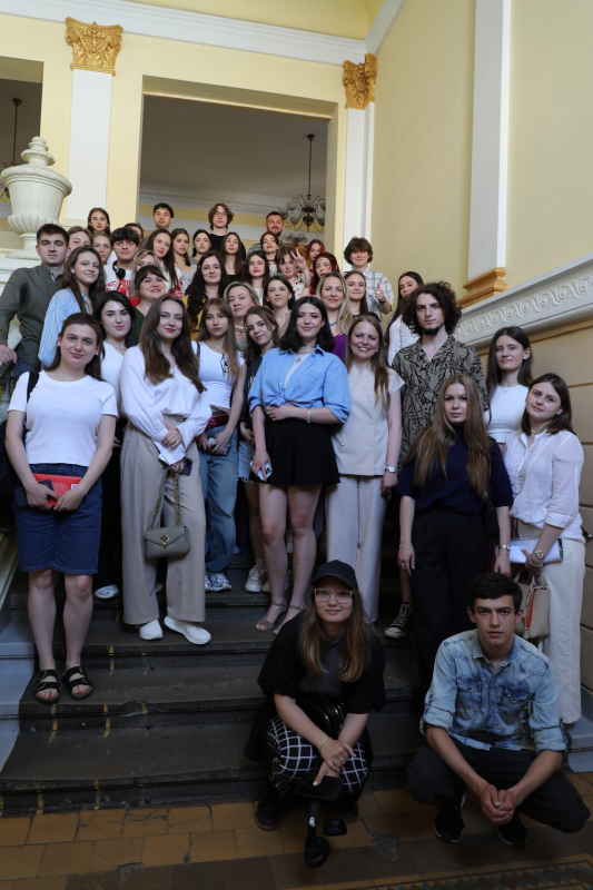 Фото із заходу